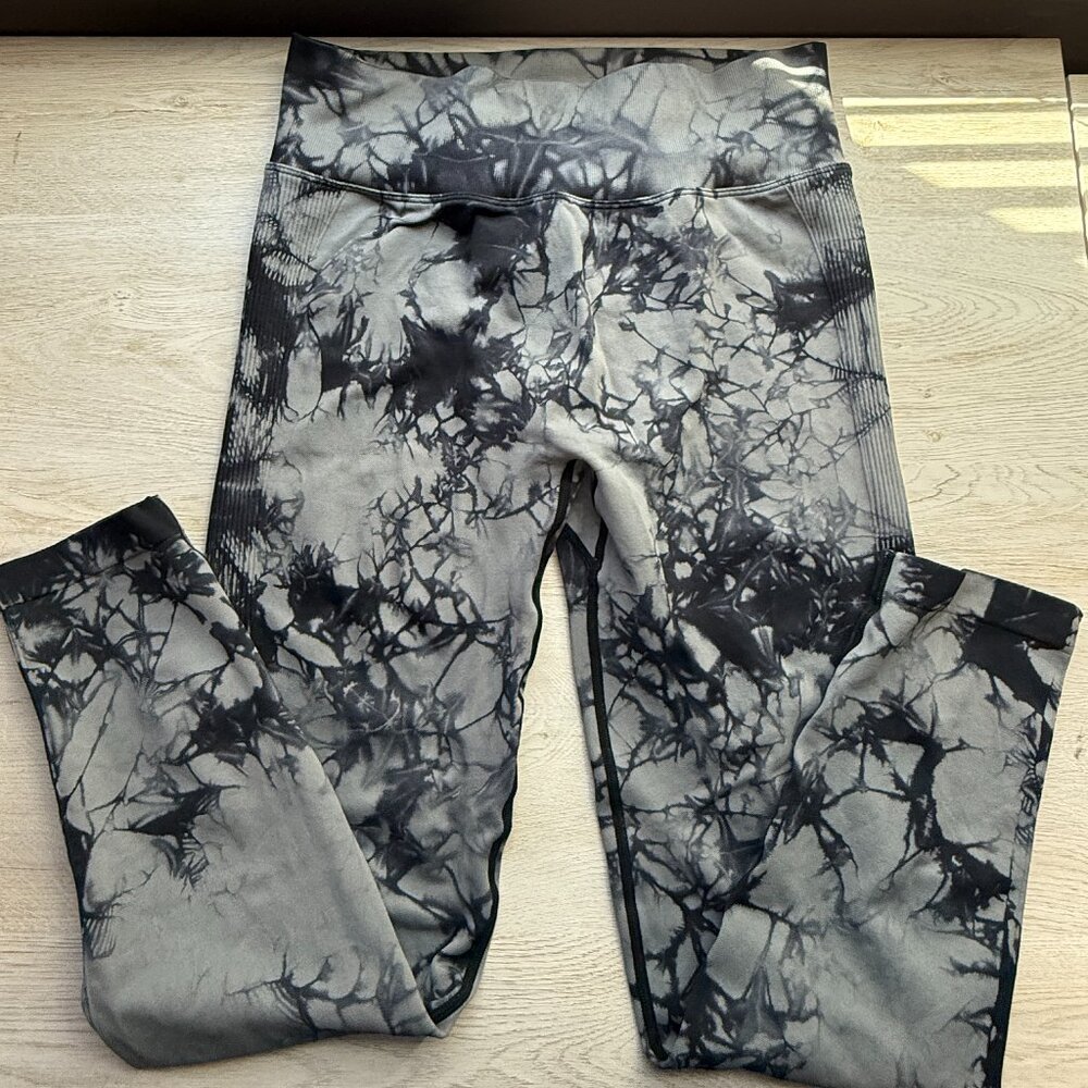 Large Black and Gray Butt scrunch leggings NWOT